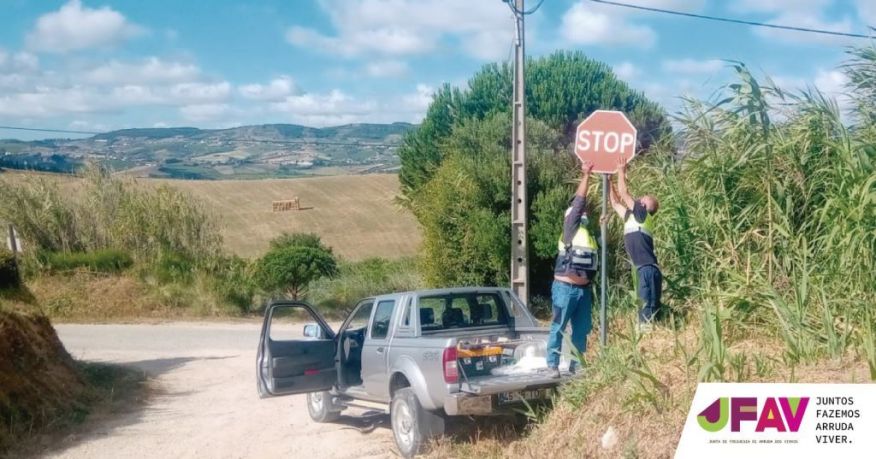 Junta instala novos sinais de trânsito